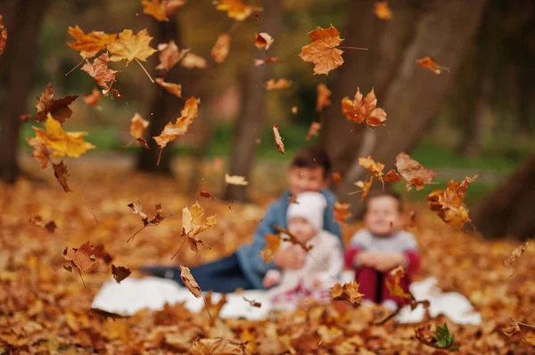 Waas Foto Van Gelukkig Gezin Van Drie Kinderen Herfst Bladeren — Stockfoto