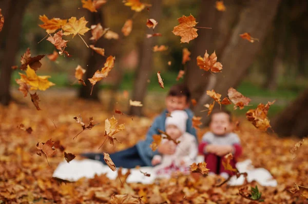 Foto Borrosa Familia Feliz Tres Niños Parque Hojas Otoño — Foto de Stock