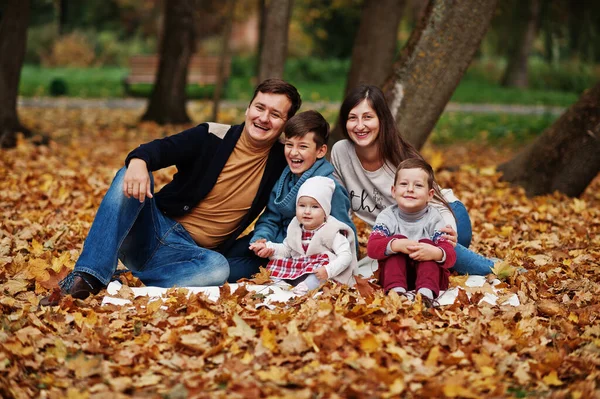 Счастливая Семья Парке Осенних Листьев Трое Детей — стоковое фото