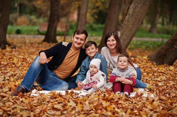 Šťastná Rodina Podzimním Parku Tři Děti — Stock fotografie