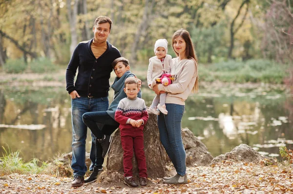 Família Feliz Outono Deixa Parque Três Crianças — Fotografia de Stock