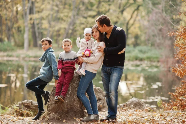 Glückliche Familie Herbst Laub Park Drei Kinder — Stockfoto