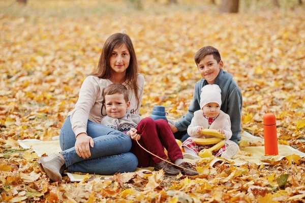 Glückliche Familie Herbst Laub Park Mutter Mit Drei Kindern — Stockfoto