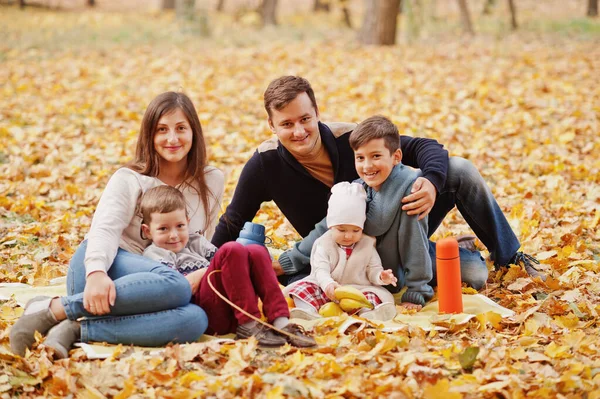 Счастливая Семья Парке Осенних Листьев Трое Детей — стоковое фото