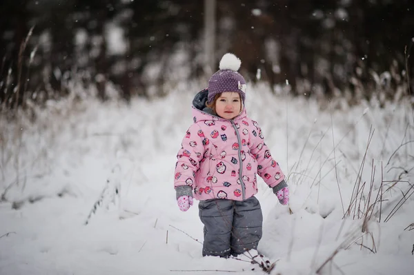 Baby Girl Winter Day Walking Park Cold Day Snow — Stock Photo, Image