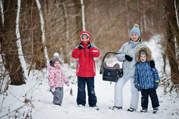 Mother Four Kids Winter Day — Stock Photo, Image
