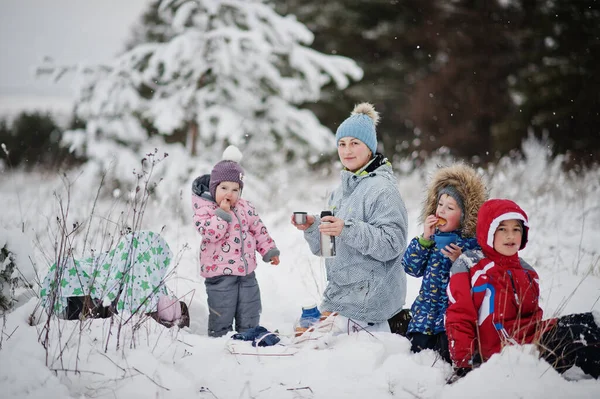 Mor Med Barn Vinterdagen Dricka Varmt — Stockfoto