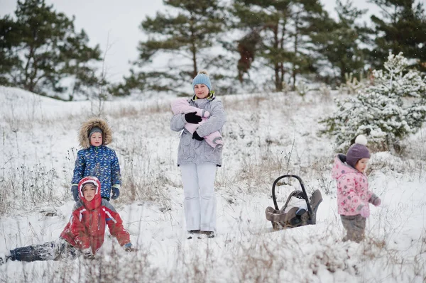 Madre Con Cuatro Hijos Día Invierno —  Fotos de Stock