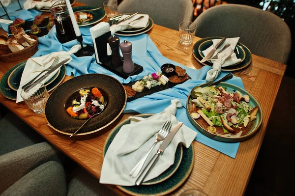 Όμορφα Στρωμένα Τραπέζια Φαγητό Ποτήρια Και Συσκευές Στο Εστιατόριο — Φωτογραφία Αρχείου