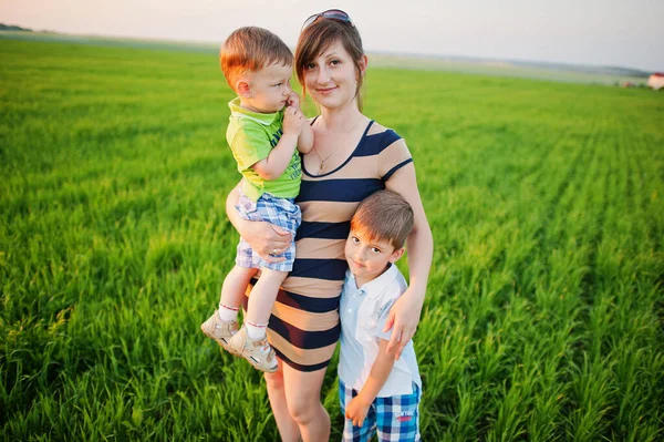 Mãe Com Dois Filhos Campo Verde — Fotografia de Stock