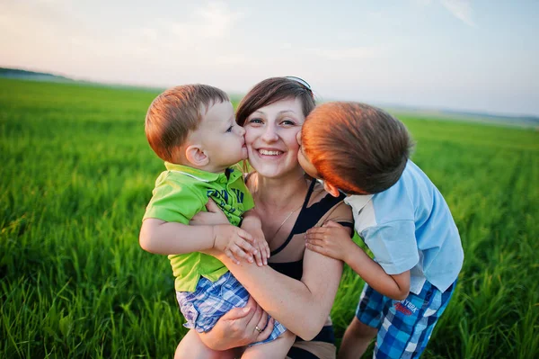 Yeşil alanda iki oğlu olan bir anne..
