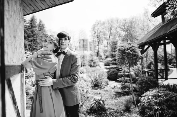 庭の美しいカップル — ストック写真