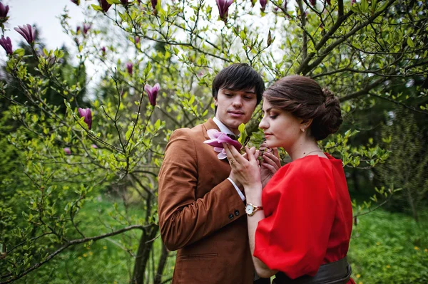Young beautiful couple in the garden magnolia — Stock Photo, Image