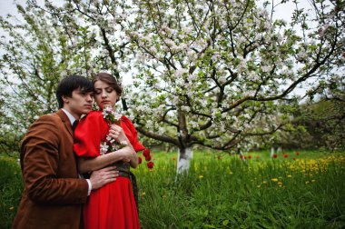 Bahçede genç güzel Çift