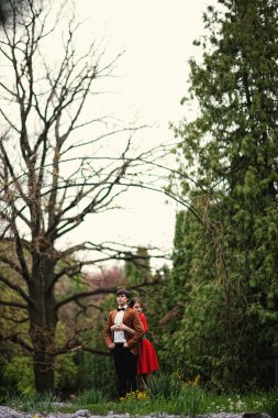 Ormanda genç güzel Çift