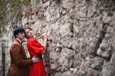 Genç güzel çift duvara