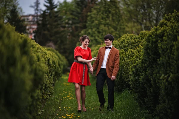 Jong mooi paar in het park — Stockfoto