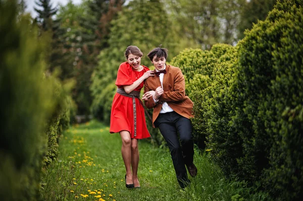 Joven hermosa pareja en el parque — Foto de Stock