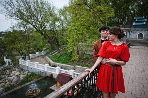 Jovem casal bonito na ponte — Fotografia de Stock