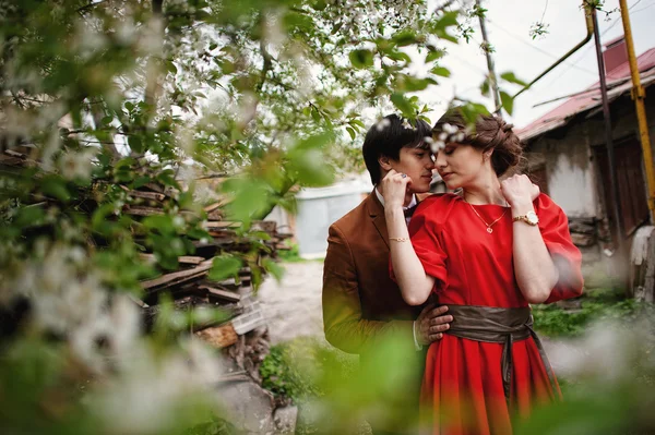 Unga vackra par i trädgården — Stockfoto