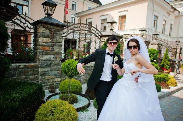 Joven hermosa pareja de boda con gafas oscuras — Foto de Stock