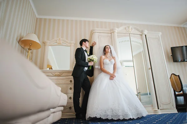 Jeune beau couple de mariage à la chambre d'hôtel — Photo