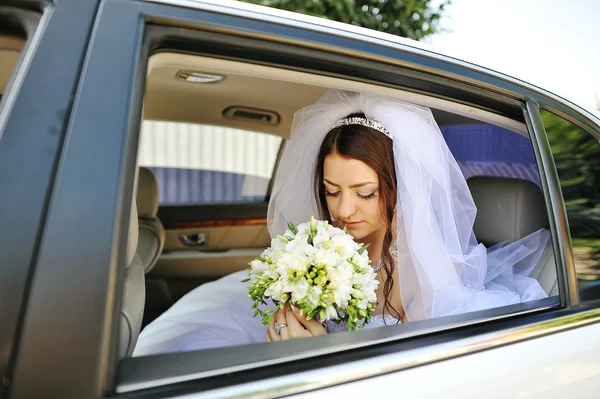 Gyönyörű menyasszony: a limuzin — Stock Fotó