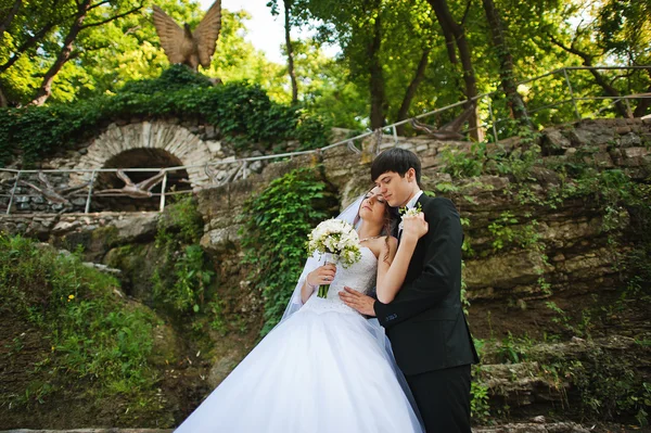 Unga vackra bröllopsparet på bron — Stockfoto