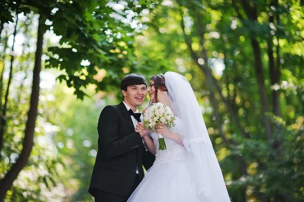 Νέοι όμορφο γαμήλιο ζεύγος στο πάρκο — Φωτογραφία Αρχείου