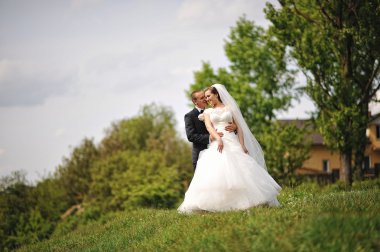 Evlilik çift Nehri yakınında bir tepenin üzerinde kalmak