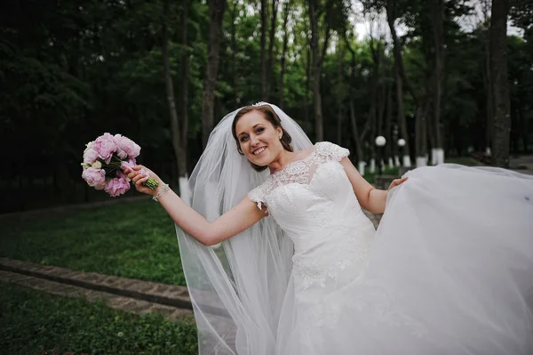 Happy bride with bouqet — Stock Photo, Image