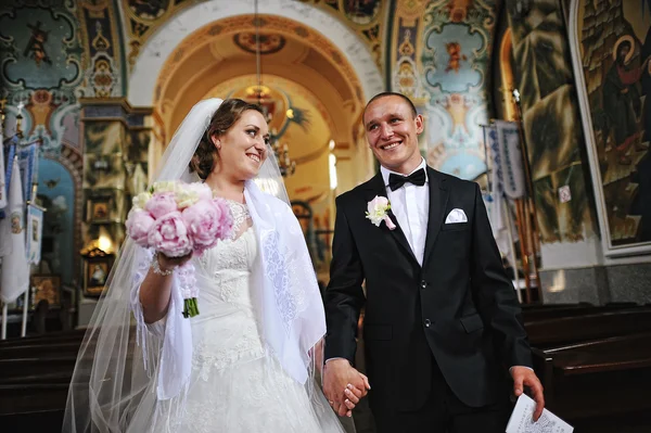 Ζευγάρι ευτυχισμένος γάμος σε εκκλησία — Φωτογραφία Αρχείου
