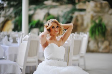 Genç güzel sarışın model gelin