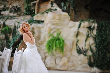 Genç güzel sarışın model gelin