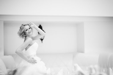 Genç güzel sarışın model gelin