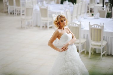 Genç güzel sarışın model gelin