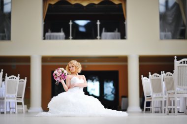 Genç güzel sarışın model gelin