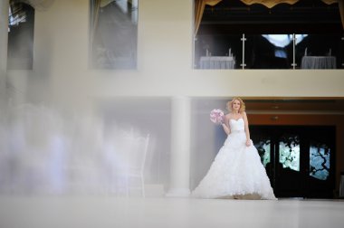 Genç güzel sarışın model gelin