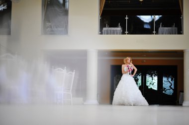 Genç güzel sarışın model gelin