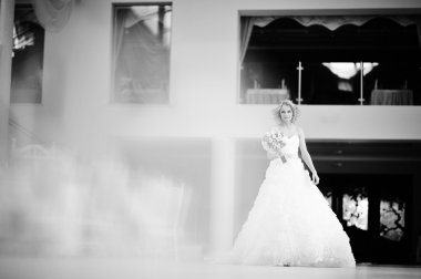 Genç güzel sarışın model gelin