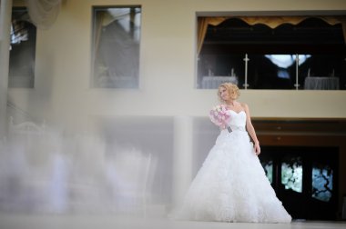 Genç güzel sarışın model gelin