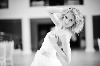 Genç güzel sarışın model gelin