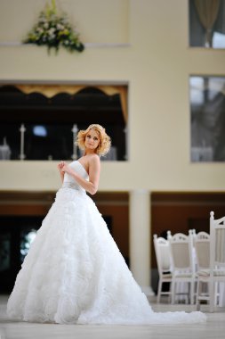 Genç güzel sarışın model gelin