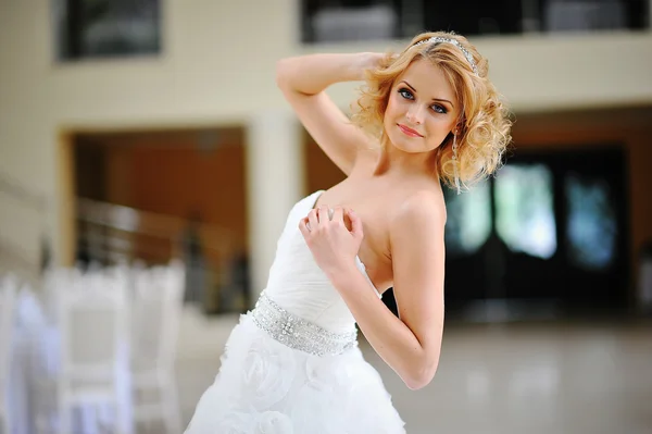 Giovane bella sposa modello bionda — Foto Stock