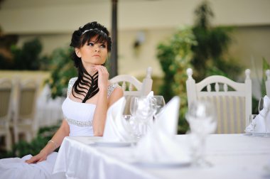 Orijinal saç elbise ile esmer gelin