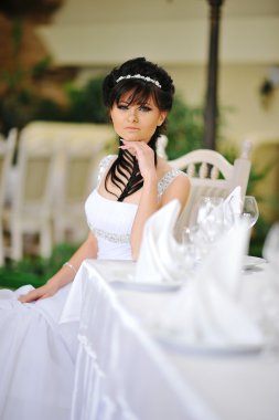 Orijinal saç elbise ile esmer gelin