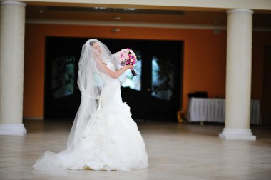 Gelin pozu uzun peçe ile