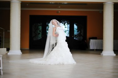 Gelin pozu uzun peçe ile