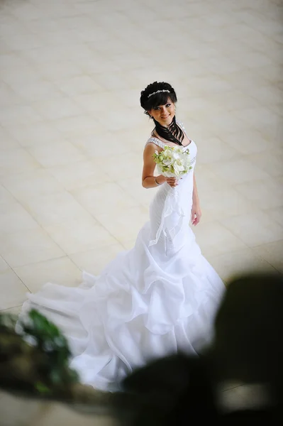 Μελαχρινή νύφη με αρχική μαλλιά φόρεμα — Φωτογραφία Αρχείου