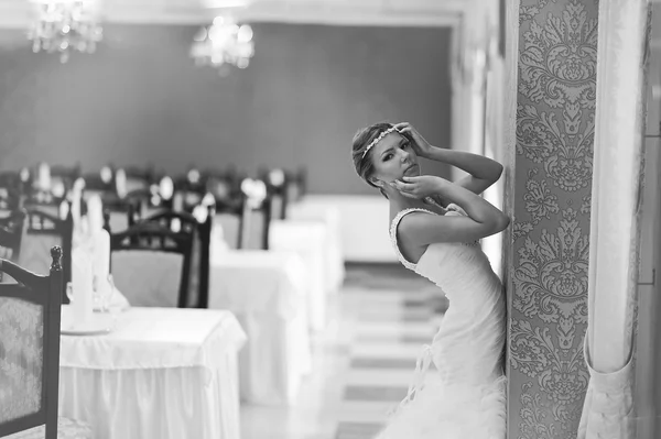 Bride with tiara pose at the restauraunt — Stock Photo, Image